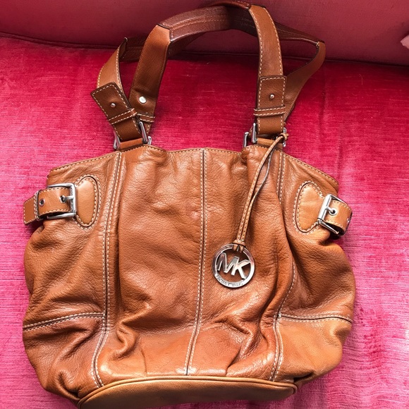 Michael Kors Handbags - Michael Kors brown leather slouchy shoulder bag